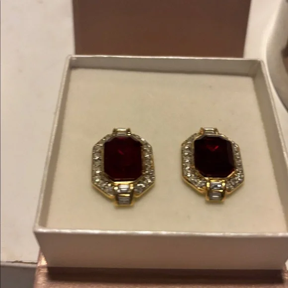 NWOT OSCAR DE LA RENTA Ruby Red Faceted emerald cut rhinestone pierced earrings - Picture 2 of 3